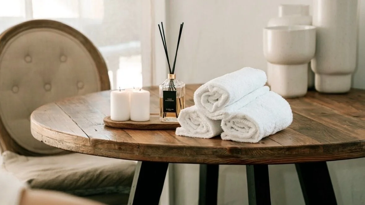 Serviettes blanches et bougies dans l'espace YJY Massage